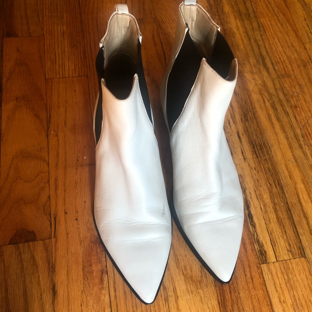 EUC Zara white leather pointy toe Chelsea booties